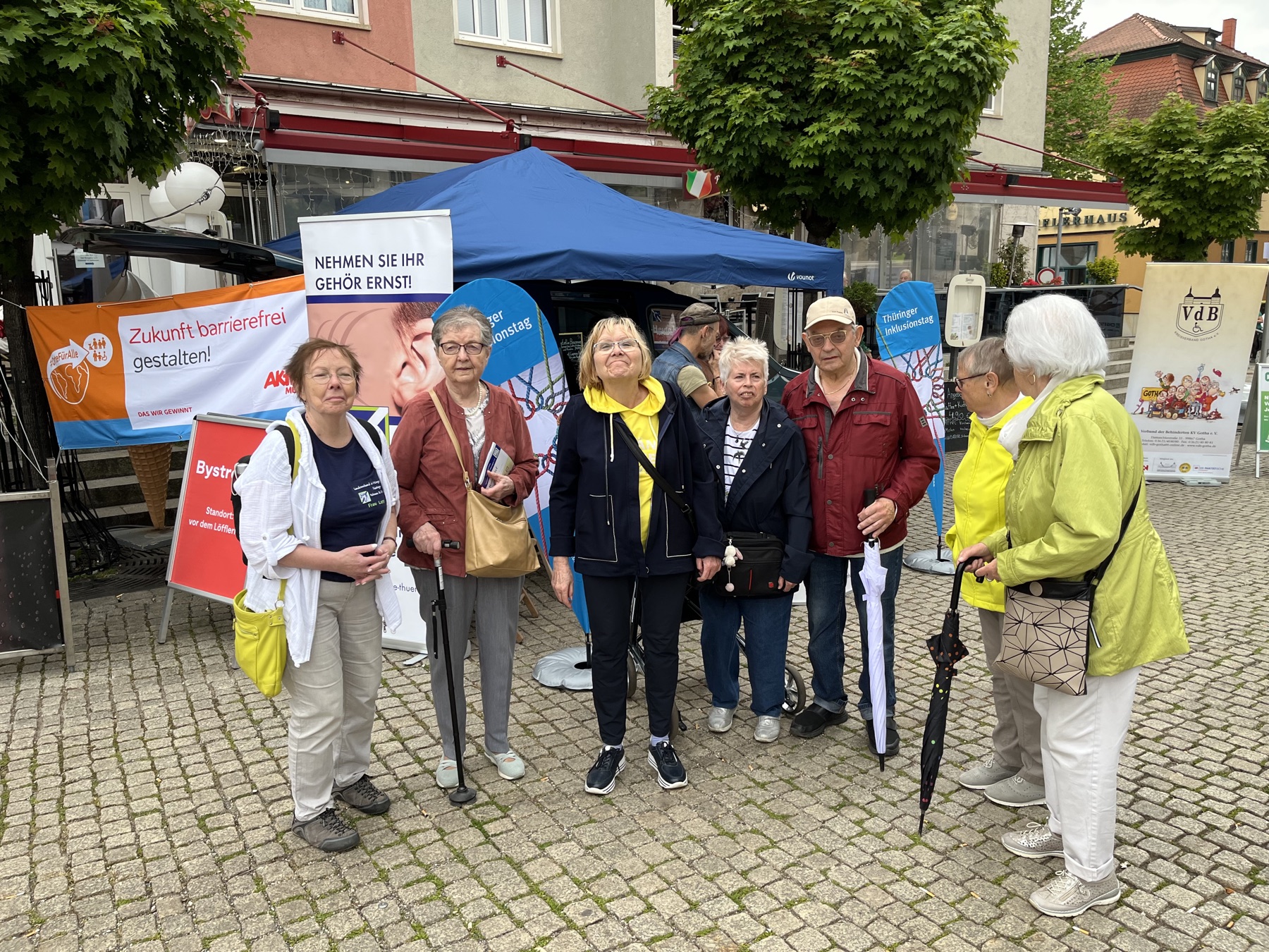 Gruppe vor einem Informationsstand beim Thüringer Inklusionstag